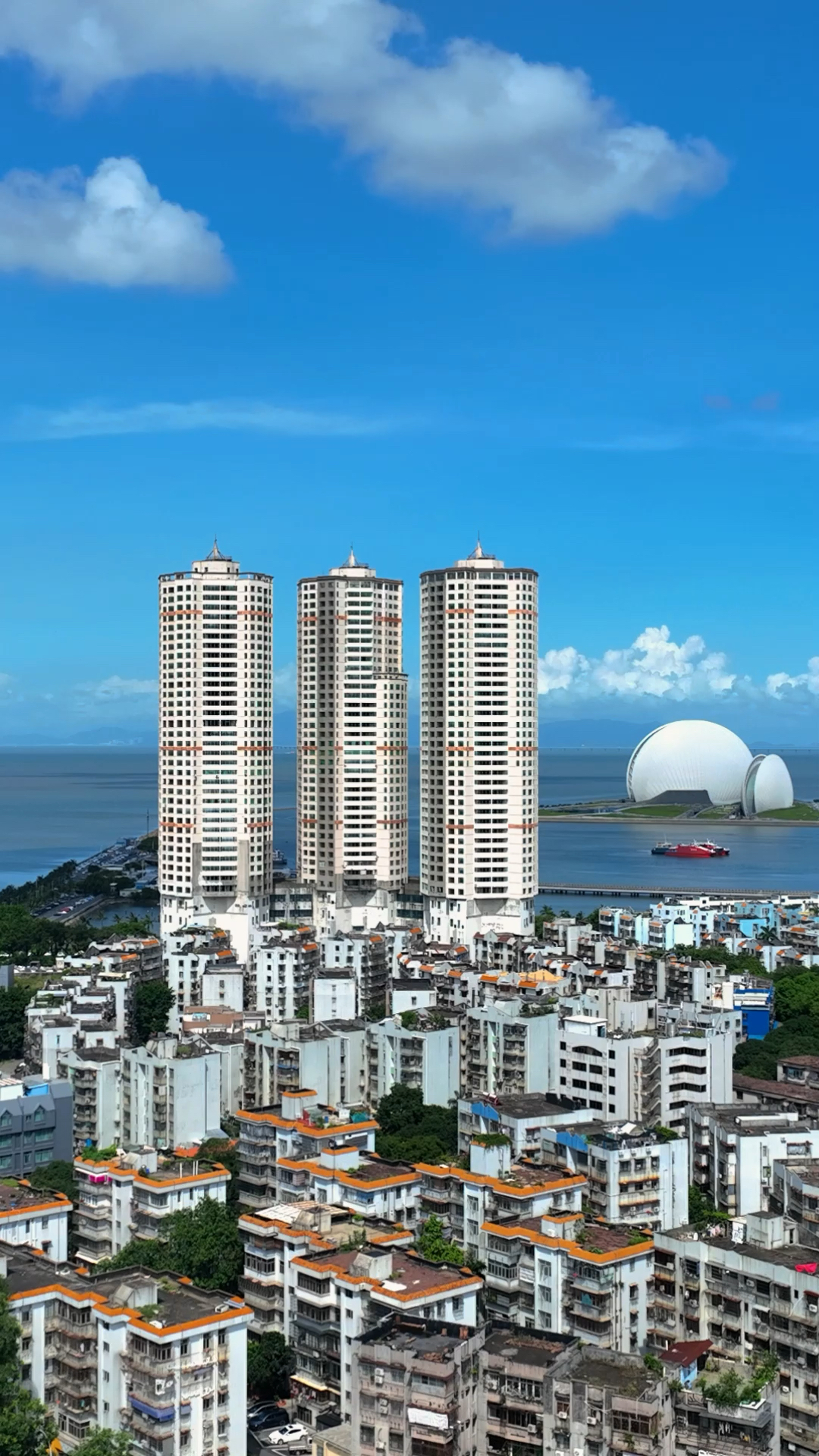 被当地人称三柱香,也是珠海最美烂尾楼,坐拥一线海景日月贝为伴,为啥