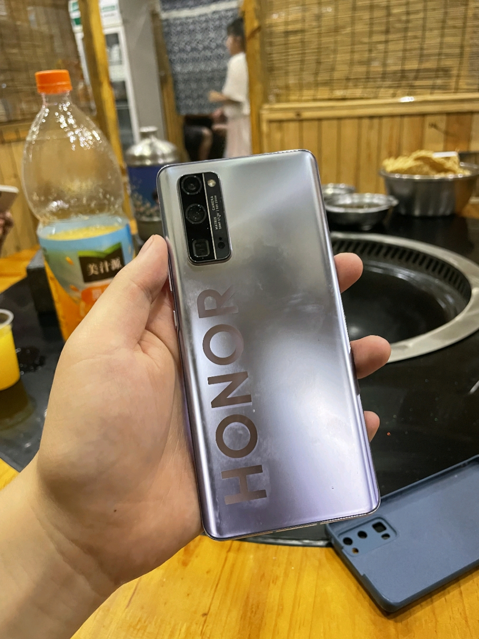 荣耀数字系列的历代处理器:  荣耀7:麒麟935 荣耀8:麒麟950 荣耀9