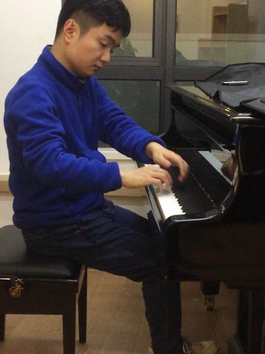沈文裕在浙江音乐学院琴房试弹《野蜂飞舞》两首