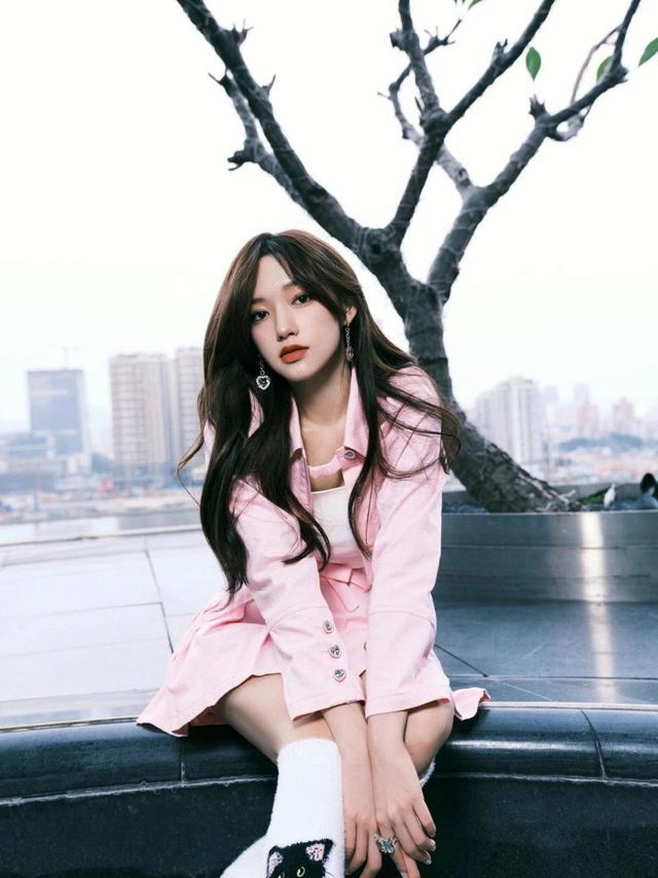 近日,有媒体称程潇与梁朝伟秘秘密恋爱,程潇为梁朝伟生下孩子.