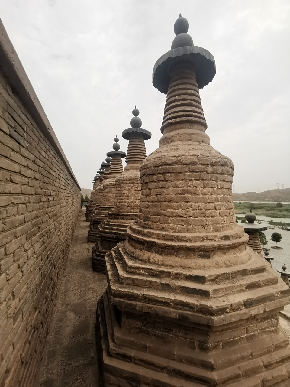 西夏佛教建筑,世上稀有的大型塔阵,在宁夏青铜峡市黄河边的山坡上.