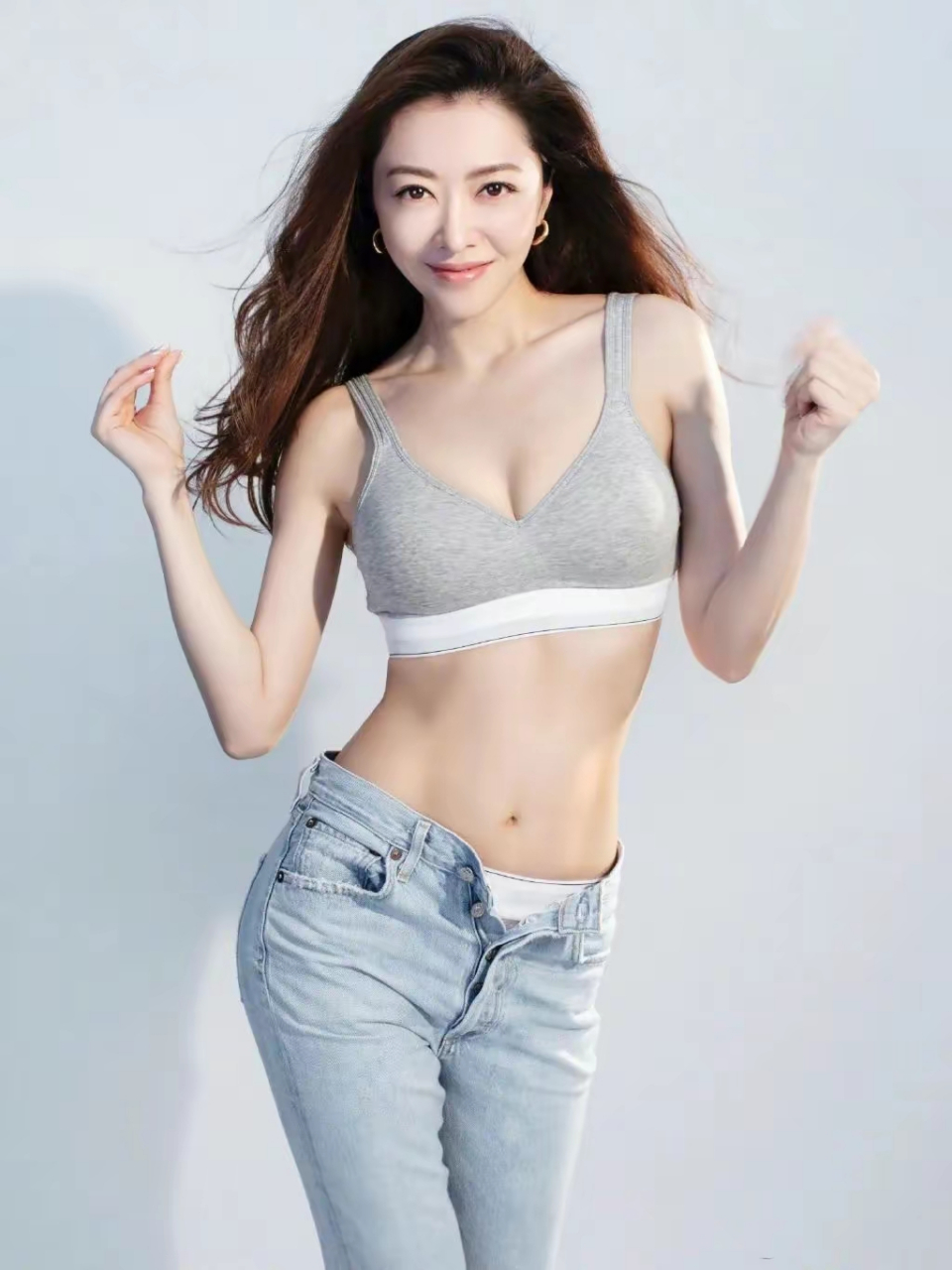 网友:熊黛林运动胸衣牛仔裤私房写真,身材棒棒马甲线迷人