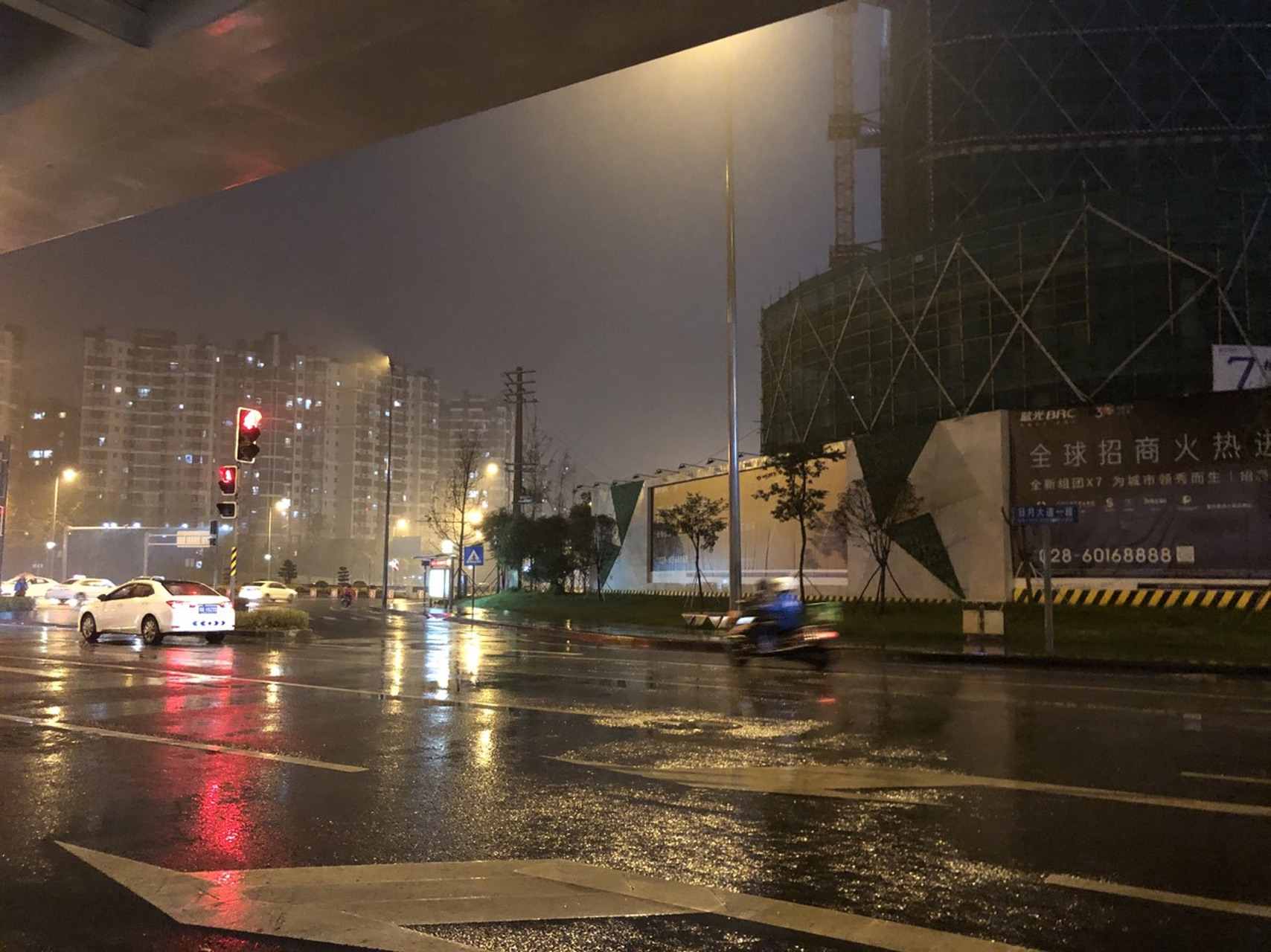 今天成都下雨,夜里气温很低,开始感觉到了冬天的寒冷.