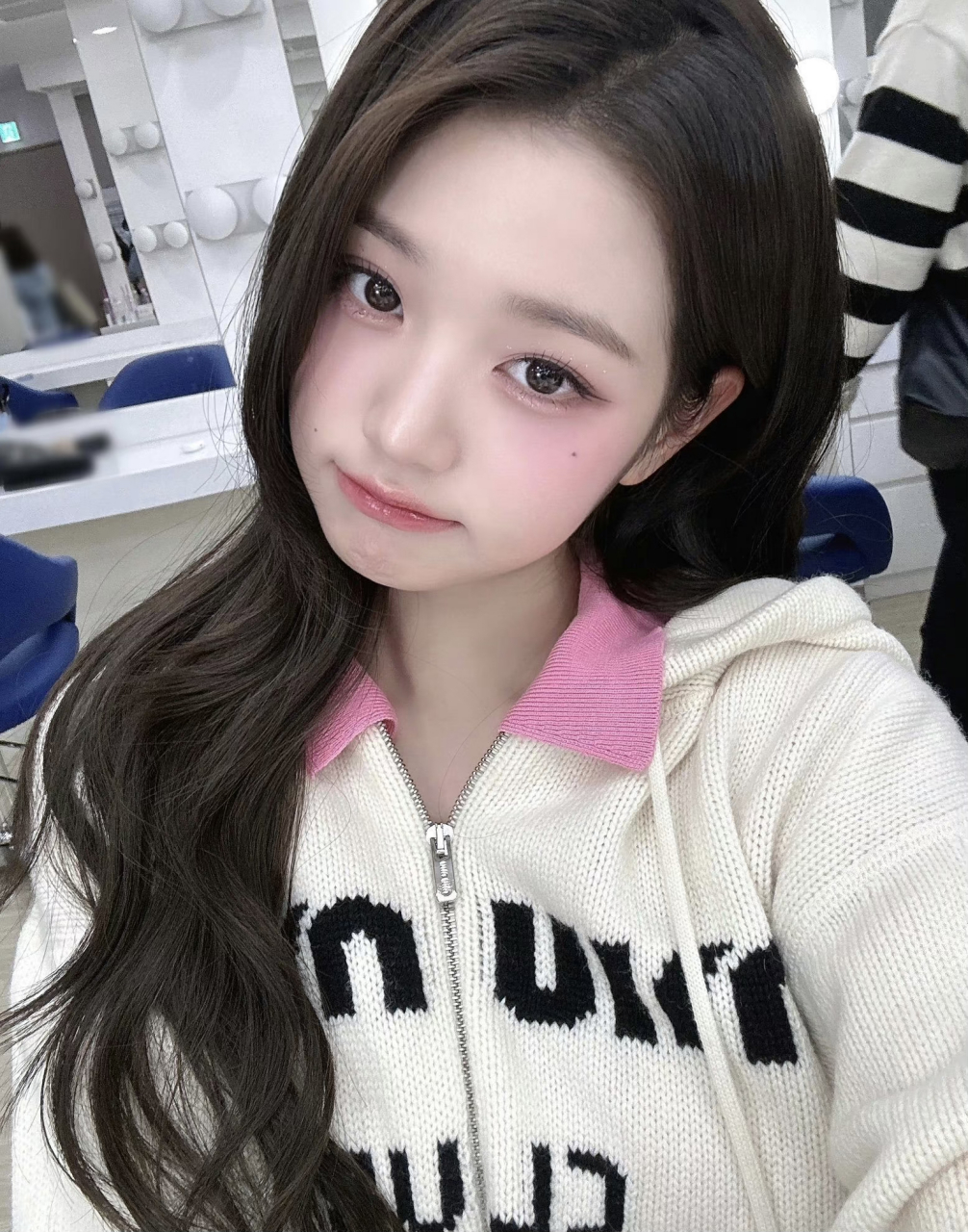 张元英可爱系自拍来啦! 小圆的粉色腮红,粉粉嫩嫩~少女感!