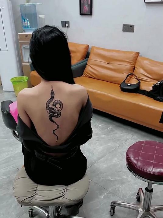 美女脊柱蛇纹身,这样的女孩,你会喜欢吗