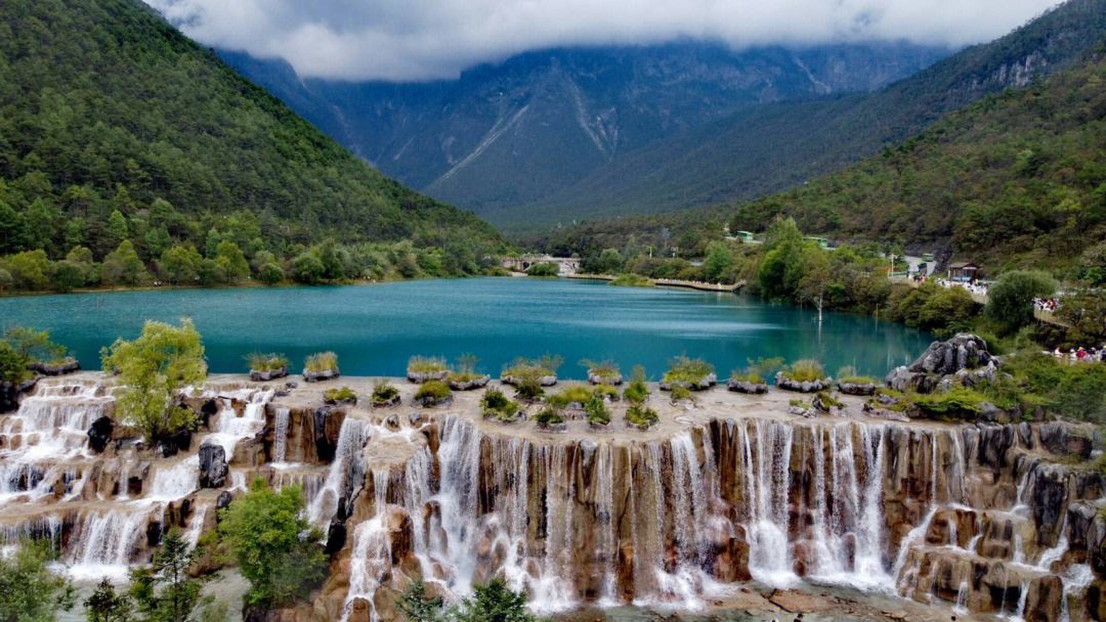 旅行# 蓝月谷: 地处云南省丽江市玉龙纳西族自治县玉龙雪山东麓,俗称