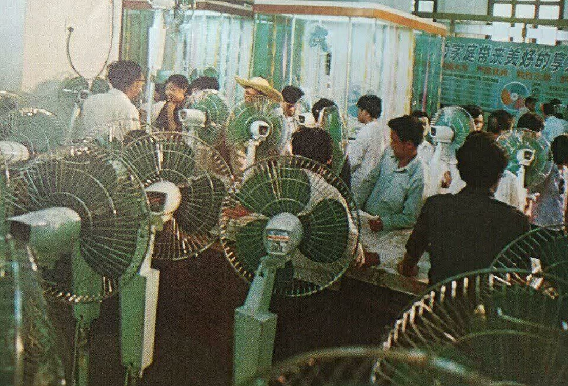 1983年,柳州电扇厂生产的双马牌电扇在南宁展销,很受顾客欢迎.