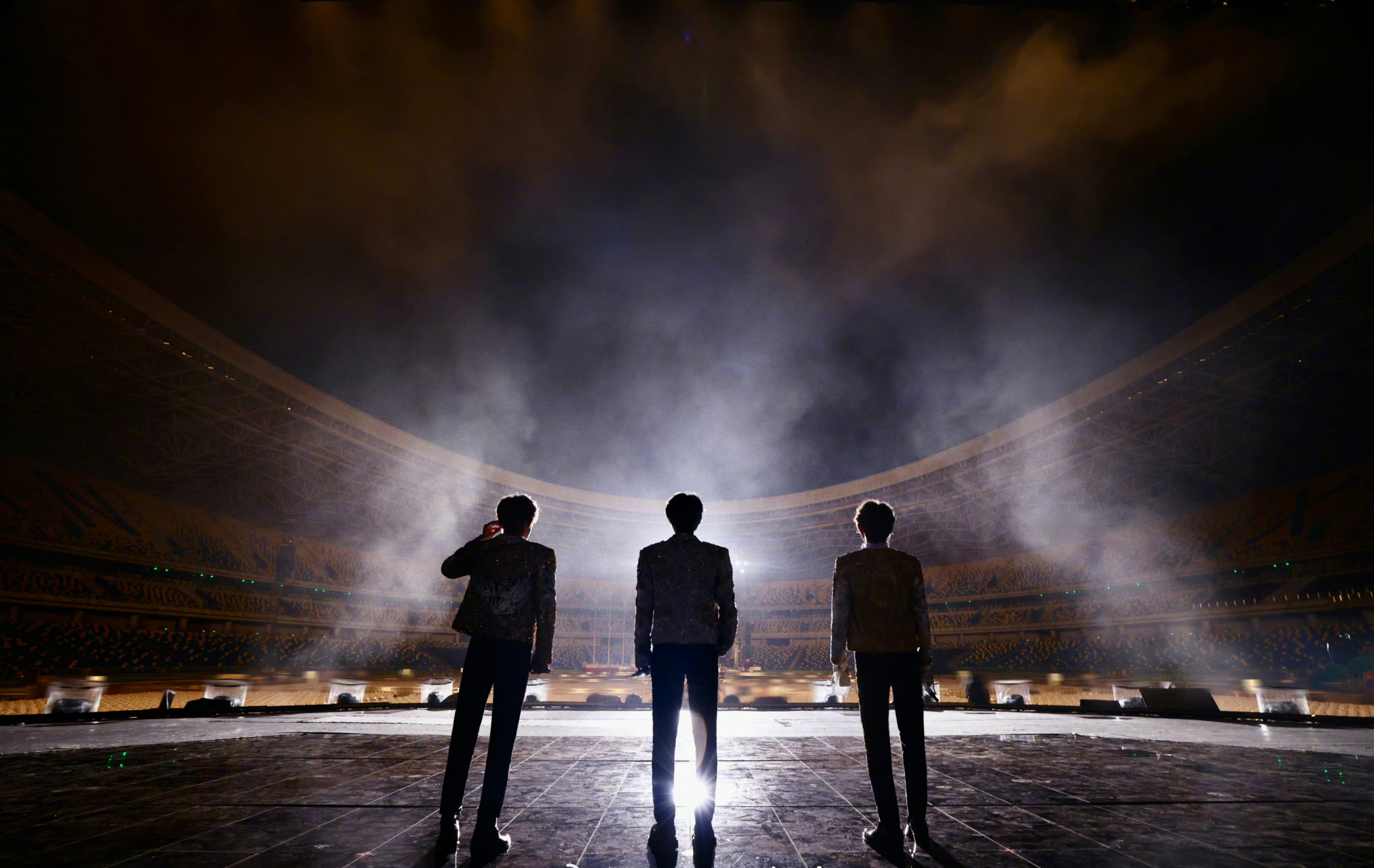 tfboys十周年演唱会# #tfboys# 看到tfboys三小只的背影,我真的哭死