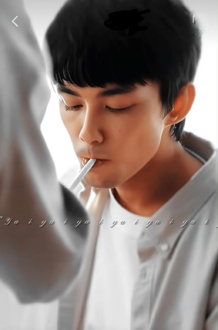 吴磊抽烟的镜头.  哈哈哈,吴磊为了角色表演的出色,试着去尝试.