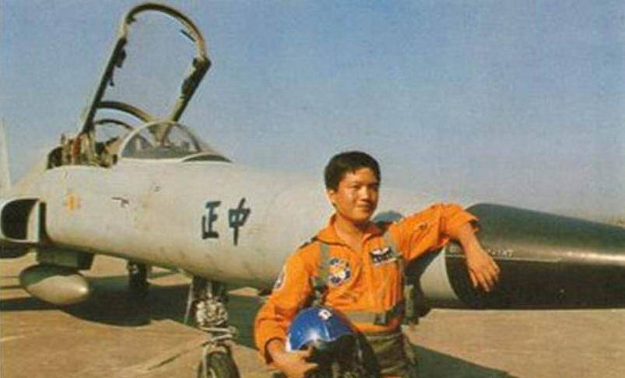 黄植诚1981年驾驶战机起义,娶空姐为妻,1995年晋升为空军少将.