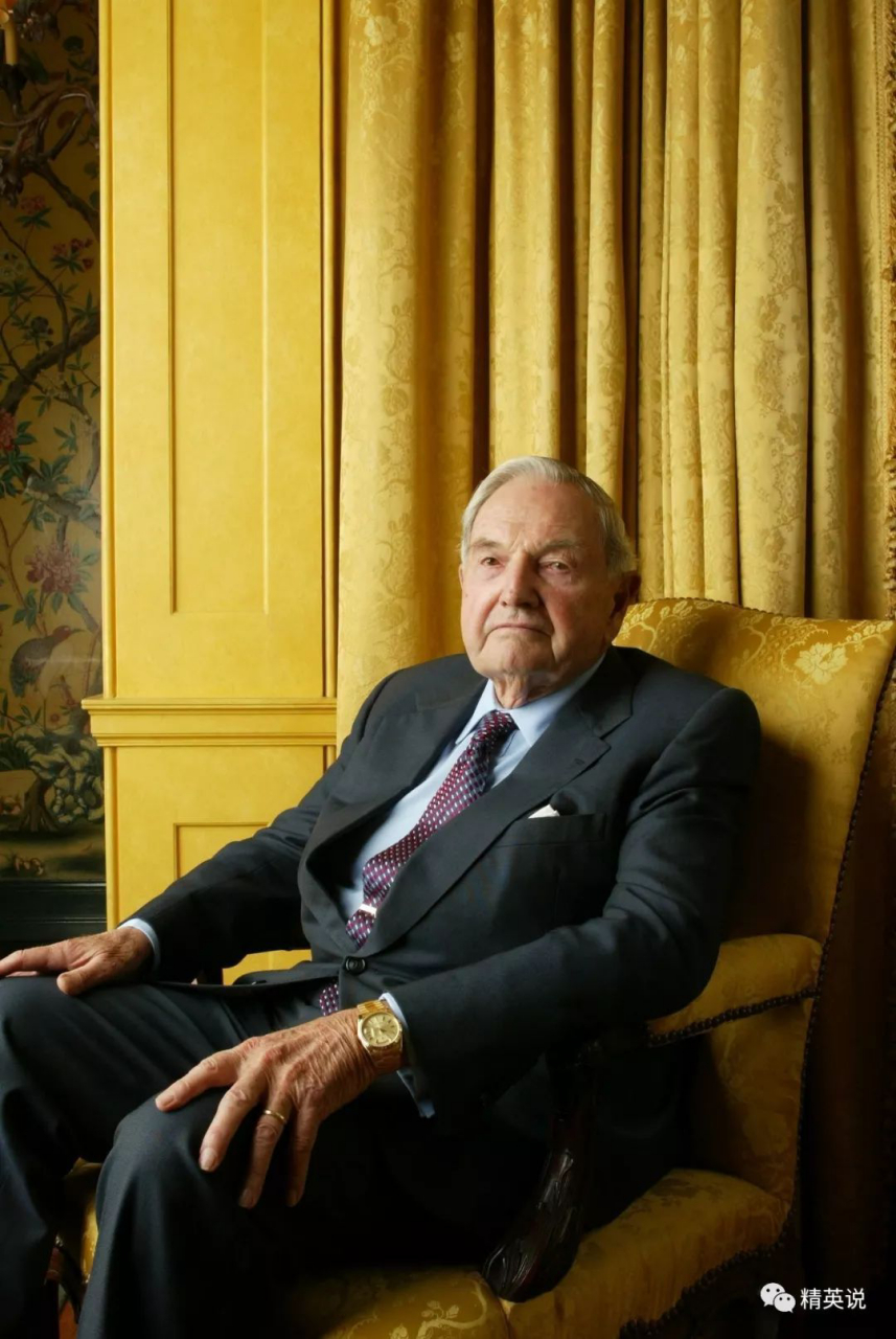 在一次社交宴会上,一名美丽的少妇在石油大王洛克菲勒的交谈中好似不