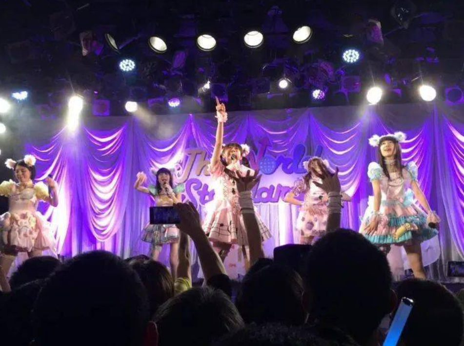 揭秘日本地下偶像文化:坚持梦想的窘境与光环背后的辛酸