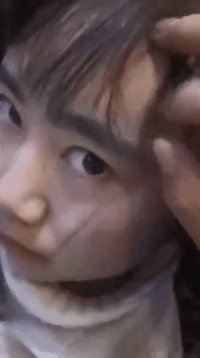 姑娘在公共场所注意睡姿,邻座的大叔都不好意思坐下了,真尴尬!