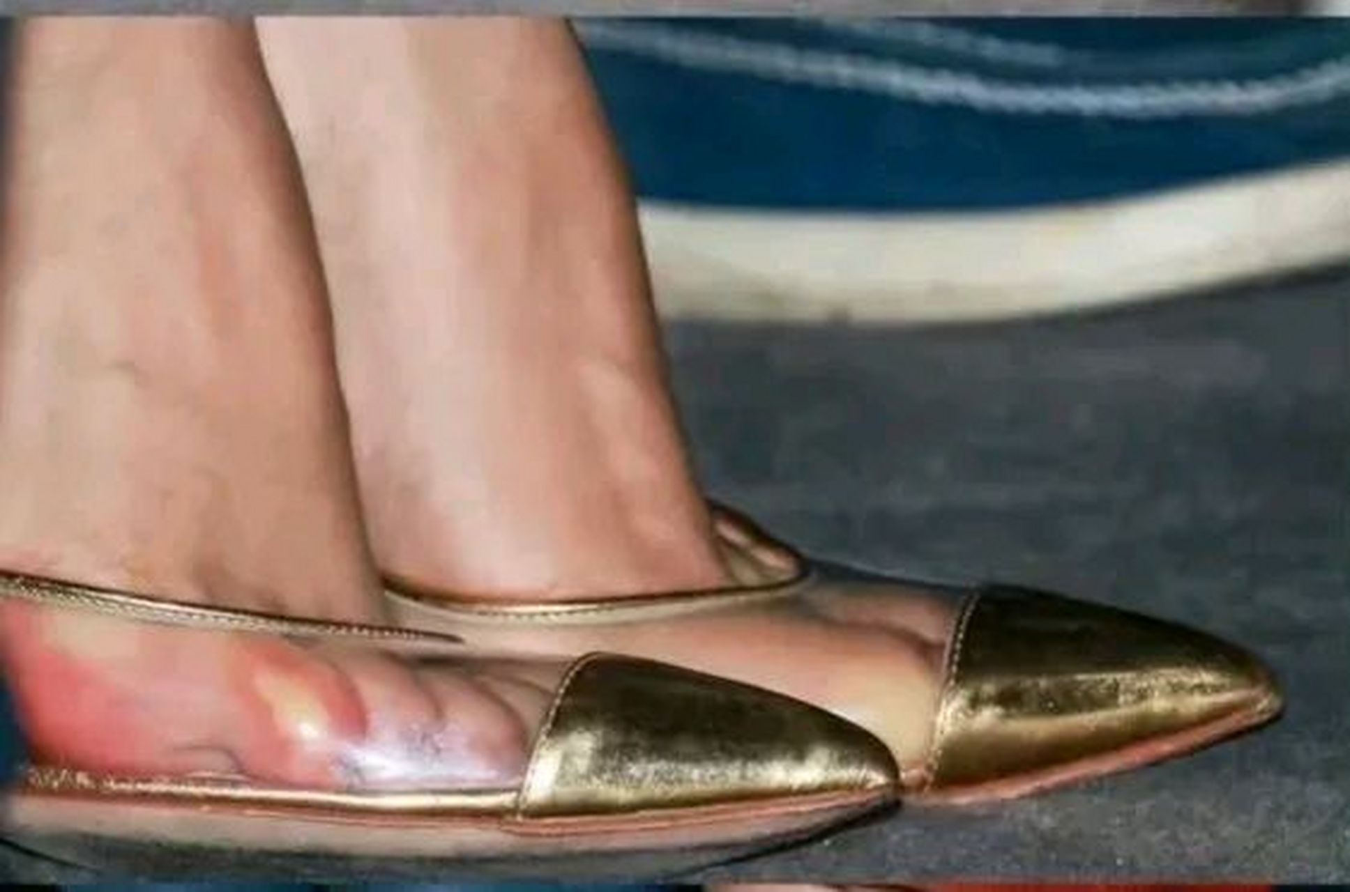 高圆圆这高跟鞋把脚挤得都变形了,隔着屏幕我都感觉到了疼,真不知道是