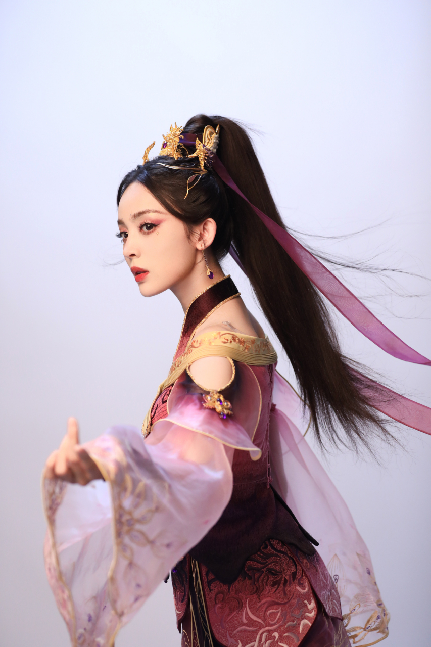 古力娜扎一身紫衣古装亮相,高马尾金簪的造型显得英气十足.