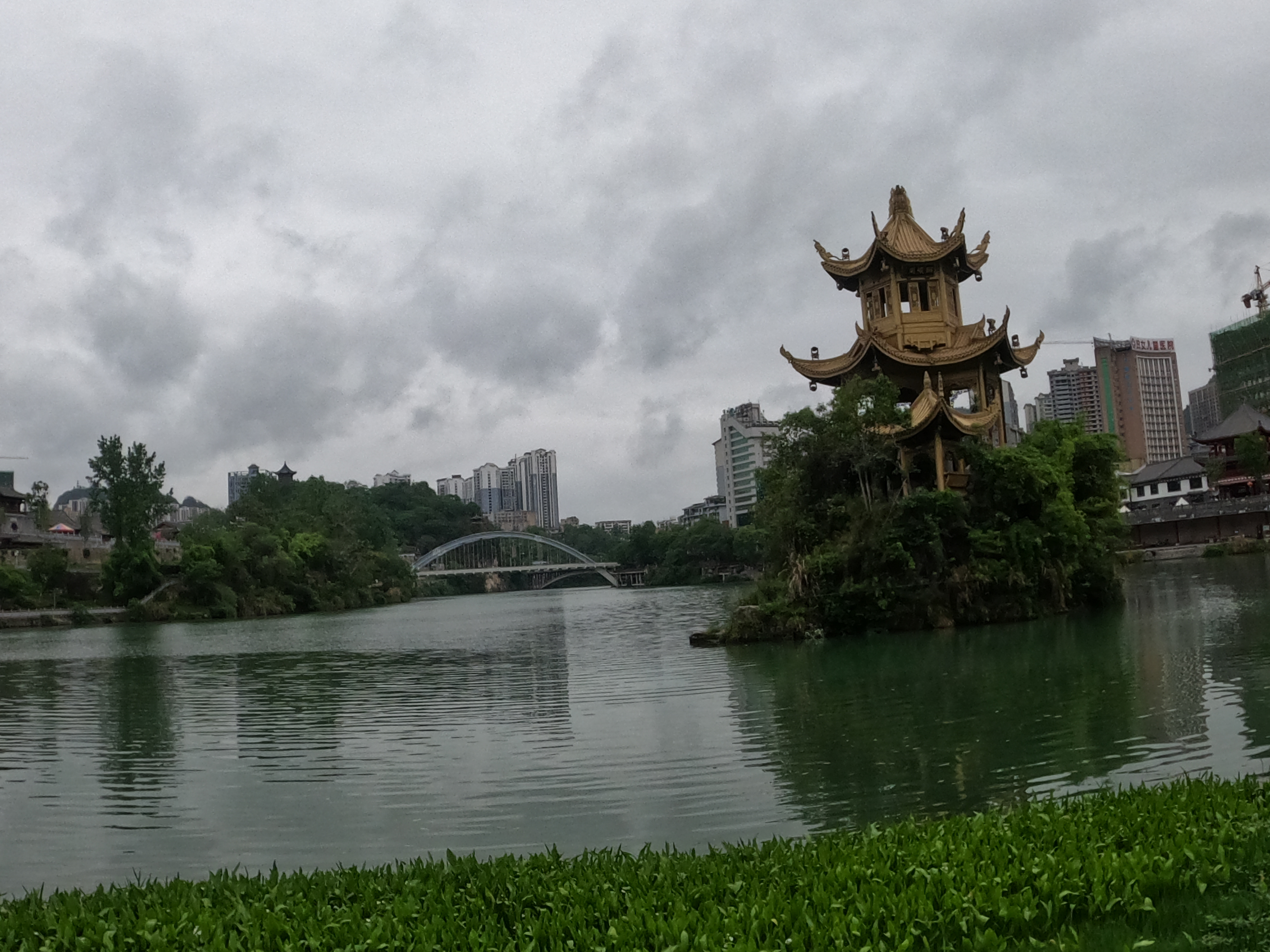 行走在铜仁三江公园,沿途绿化规划不错