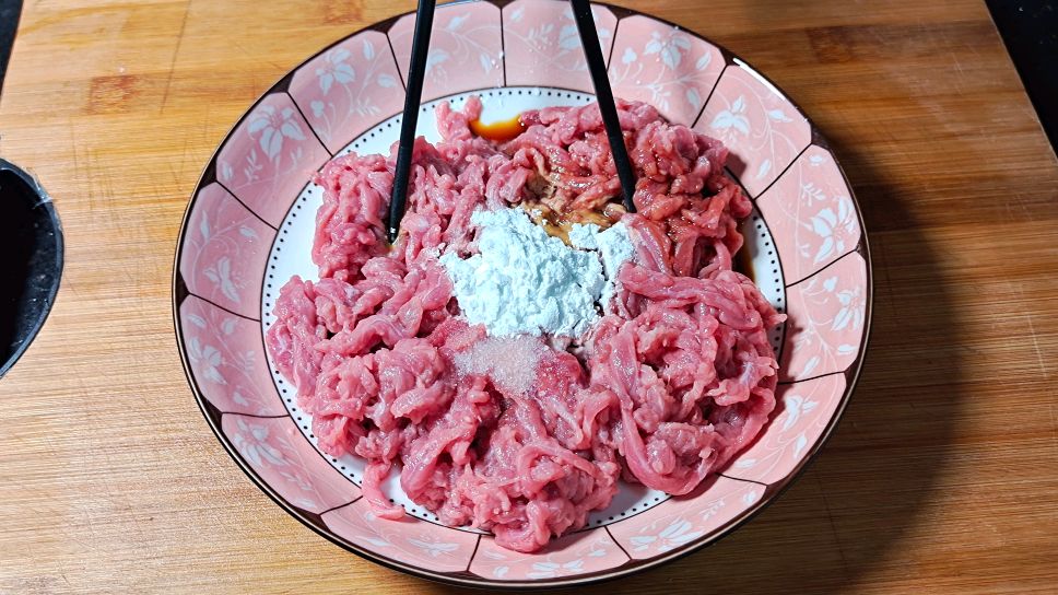 芹菜炒牛肉的家常做法,教你炒出又嫩又滑的牛肉丝,超级好吃