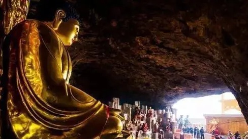 大觉者是山名,在大觉寺东面,其南天门由四根雕刻华美的石柱组成