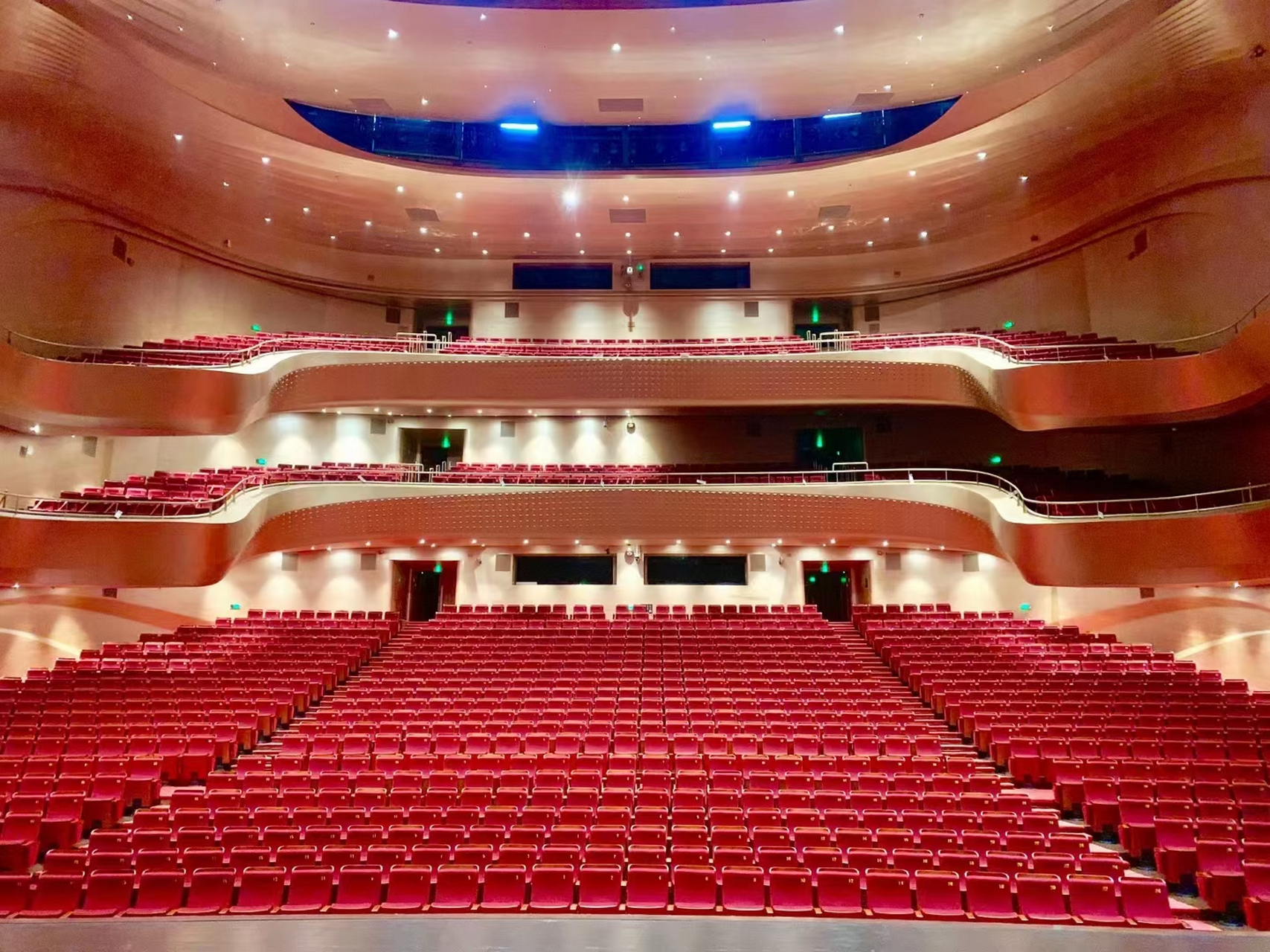 郑州大剧院以"黄河帆影,艺术之舟"为设计理念,总建筑面积约12.