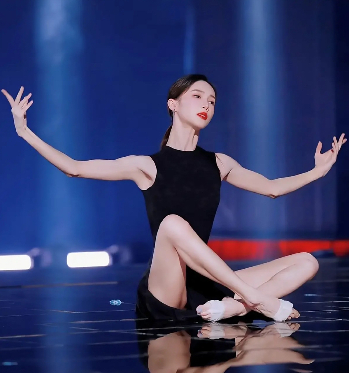 金晨 全身的肌肉线条真不错,瘦而不柴.