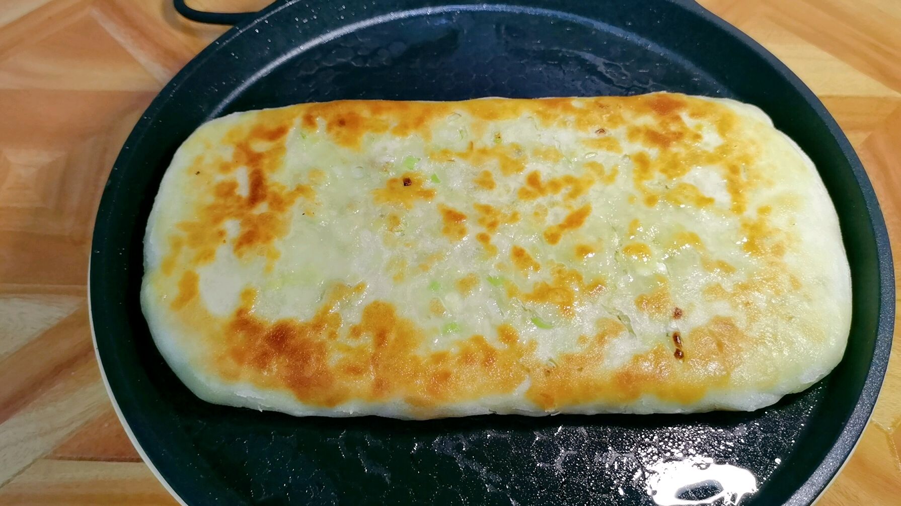 鸡蛋卷饼只服这种做法,外皮金黄酥脆,内里馅料丰富,比肉饼好吃