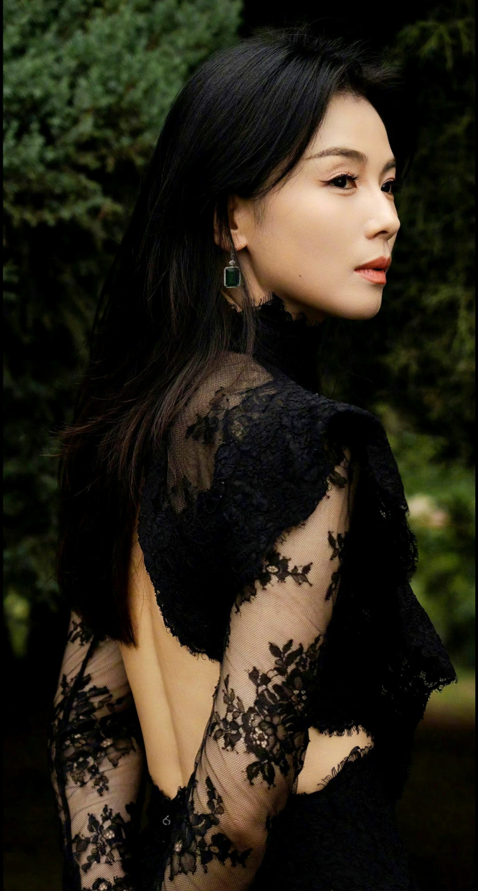 刘涛,黑白绝配,暖白蕾丝和暗黑镂空,你喜欢哪中类型?