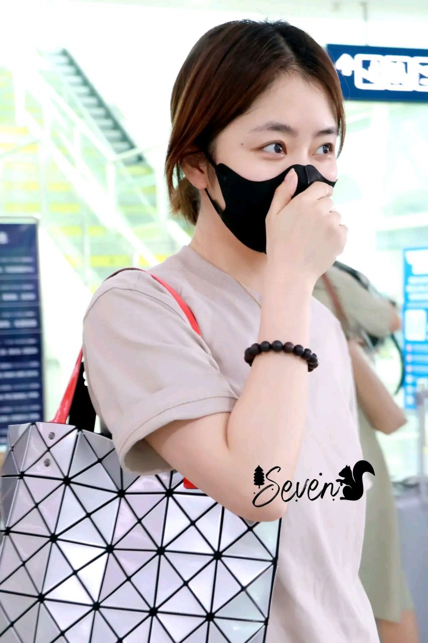 谭松韵  谭松韵小美女机场路透  一身简装穿搭  还是掩盖不住她可爱的