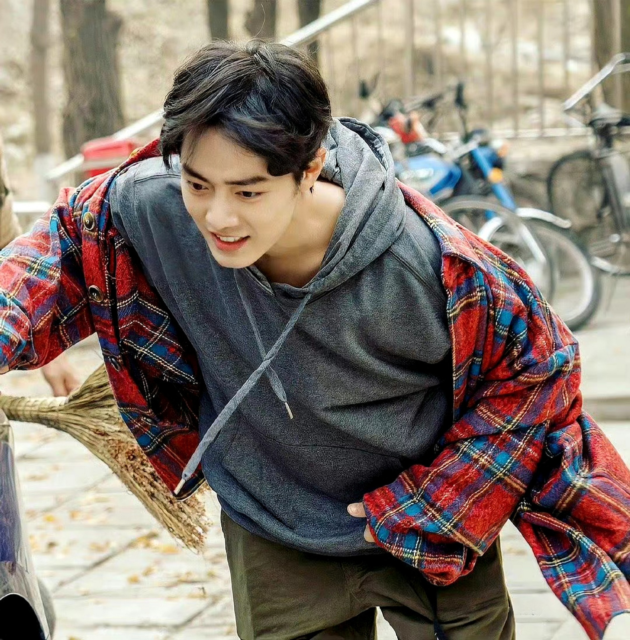 肖战于2019年参加最美表演短片录制,一个短片叫《买耳朵》,讲述了