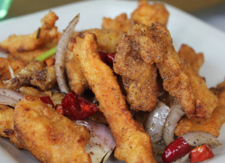 金黄酥脆的椒盐排条:上海传统美食,外焦里嫩,咸鲜可口!