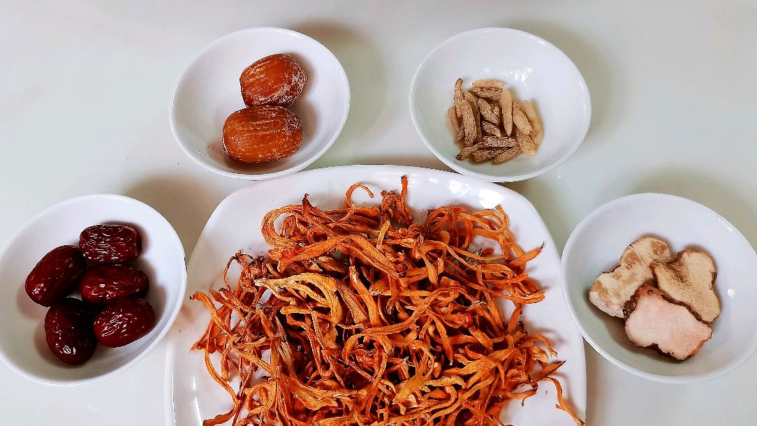 虫草花煲乌鸡汤!汤料巧妙搭配,小小虫草花也能滋补提神强壮身体