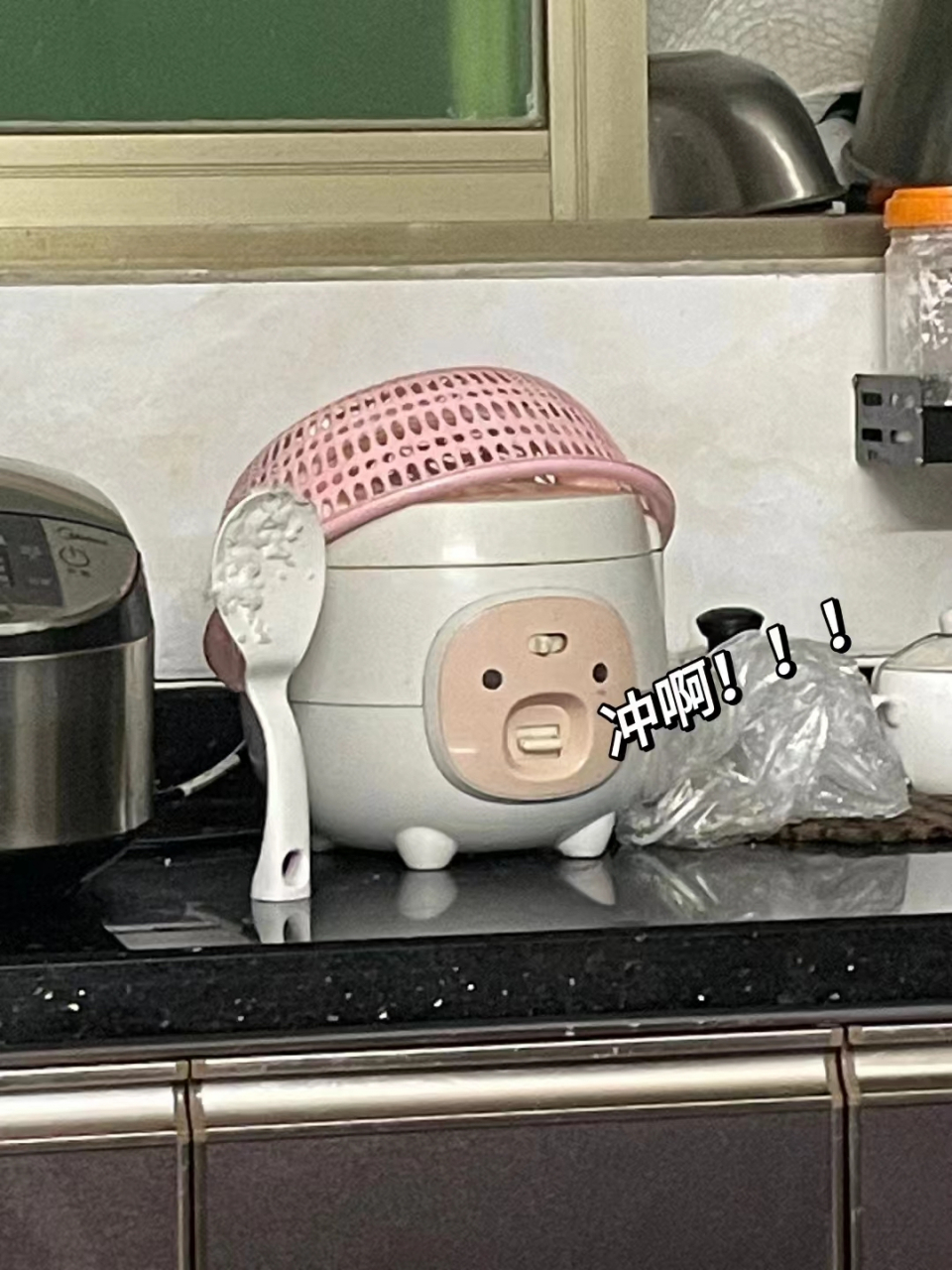 哈哈哈哈,有人能get到可爱的电饭煲表情包吗?有点搞笑是怎么回事