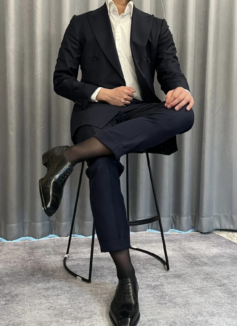 喜欢东北男人,洒脱豪爽,喝醉了你我一家亲.更别说穿正装的东北老爷们.