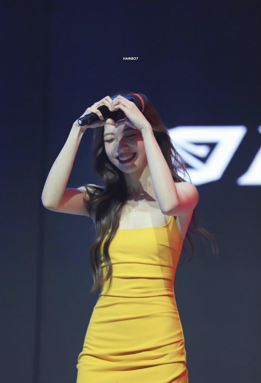 英雄联盟# #英雄联盟lpl职业联赛#  lpl主持希然在微博上晒出自己