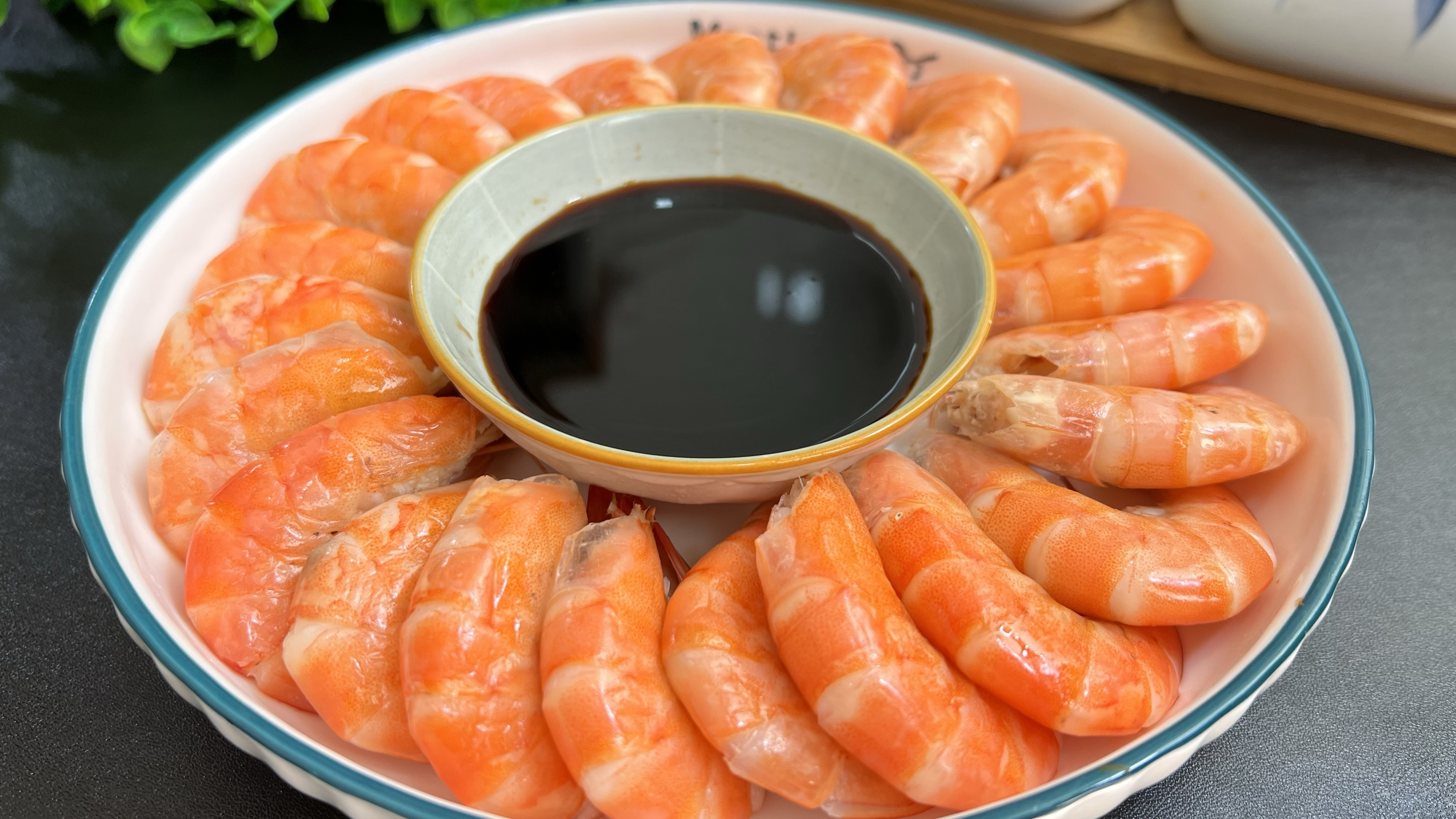 做白灼虾,加清水煮是外行,教你一招,出锅虾肉q弹,营养不流失