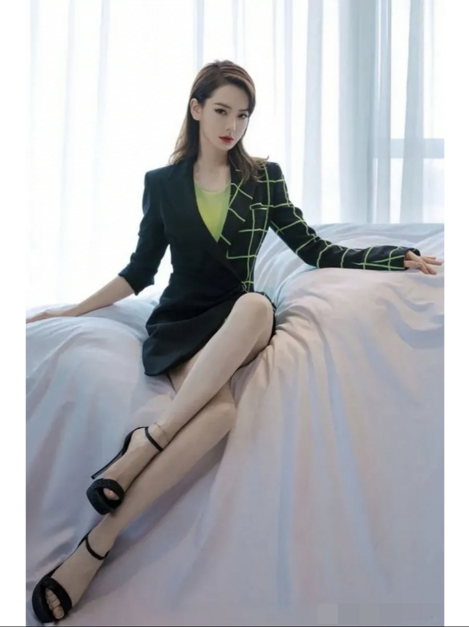 戚薇的美是公认的  身材高挑  冰肌玉骨  性感妩媚[鲜花][鲜花]