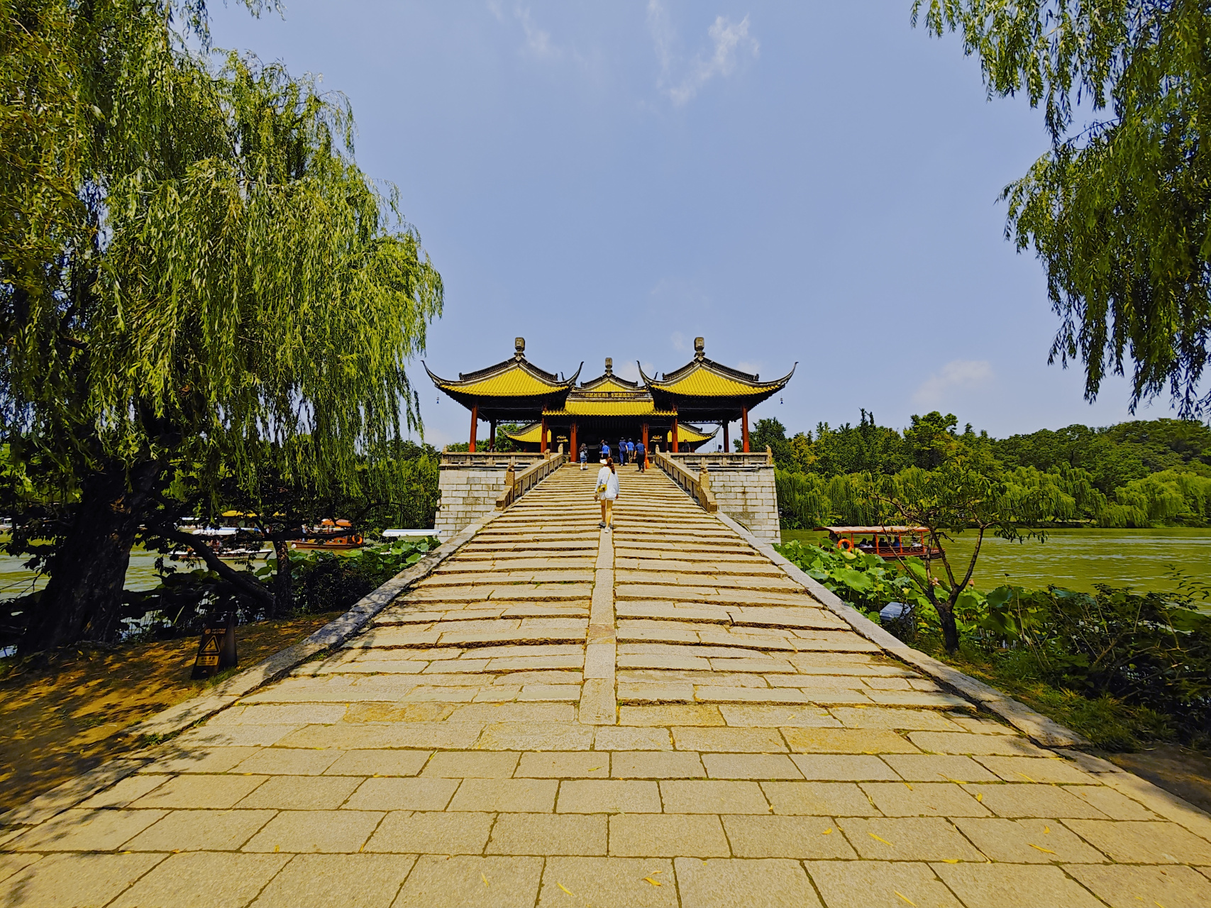 扬州瘦西湖"五亭桥" 五亭桥,本名莲花桥,横跨于扬州瘦西湖,因建在莲花