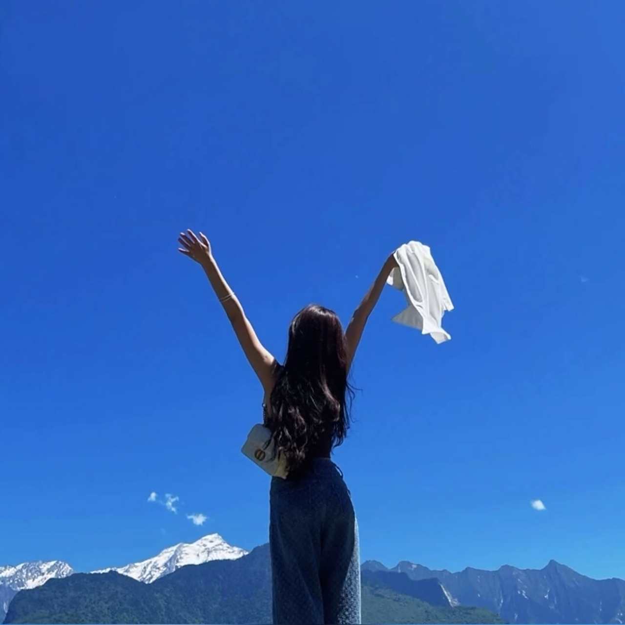 头像# #女生头像# #背影# 有时候,在乎得太多,对自己而言也是一种