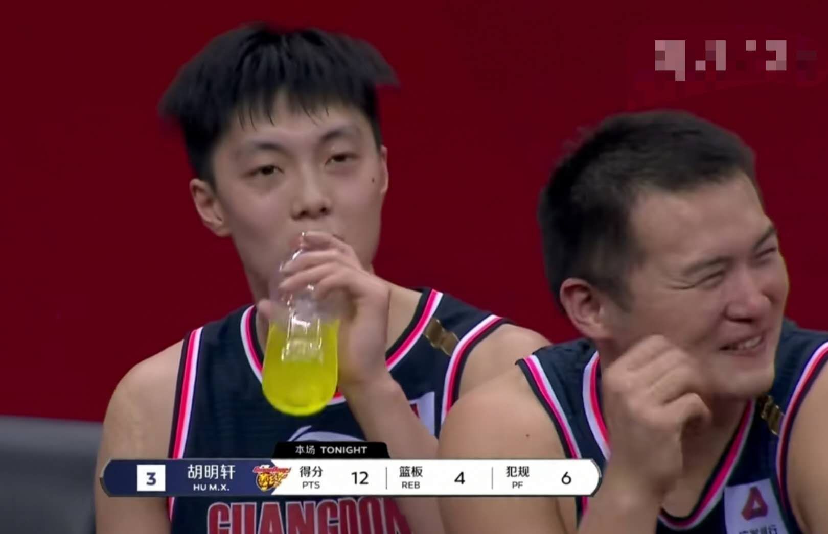 幸灾乐祸!胡明轩犯满离场,有谁注意到替补席上万圣伟的表情?