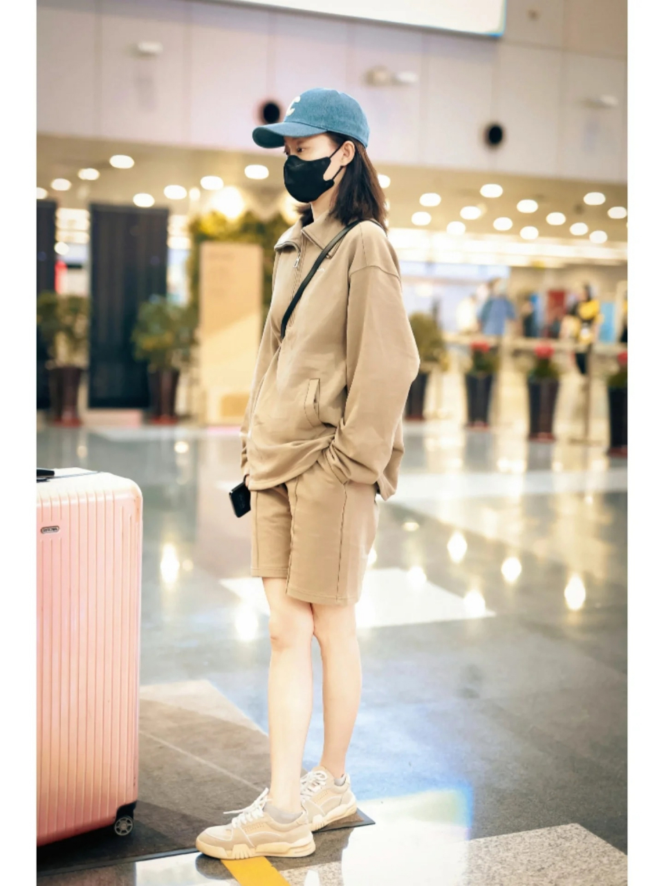 时尚穿搭# #明星穿搭# 张小斐的机场穿搭,休闲运动套装