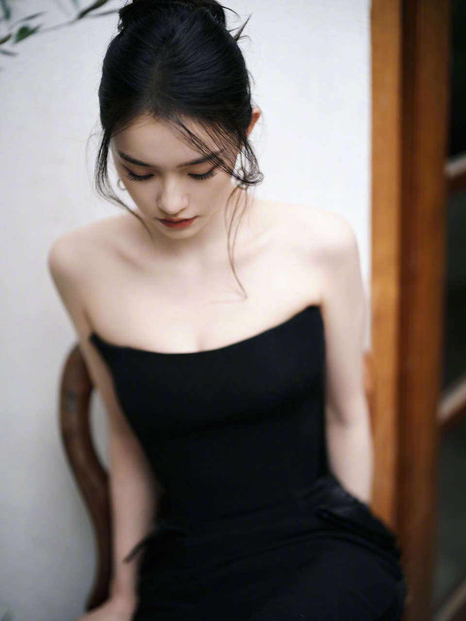 好贵气,身材线条太漂亮啦～  林允真的太美了!