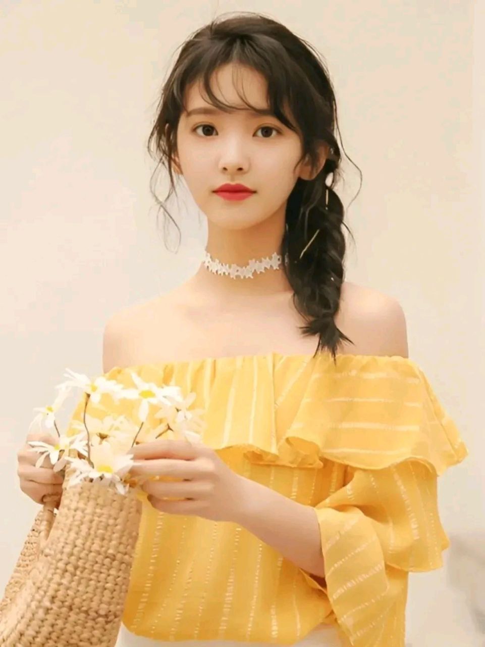 一位备受瞩目的新生代女演员,章若楠  她出生于1996年11月14日,是浙江