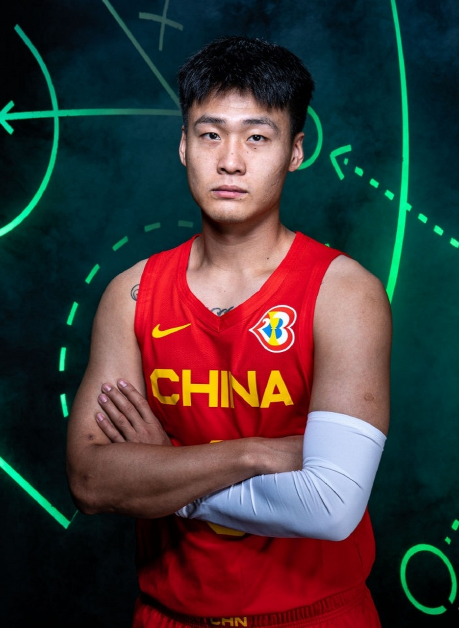 中国男篮打世界杯,之前周琦个赵睿互换了,结果,赵睿是越打越打,周琦是