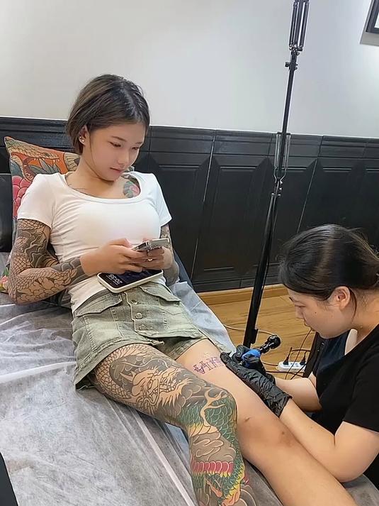 美女花腿纹身太霸气,看着非常狂野,是个狠人
