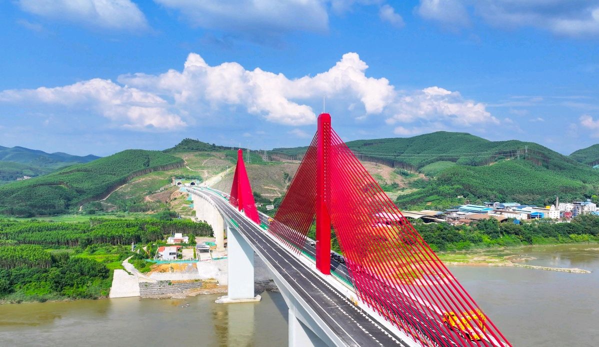 贺巴高速公路全线建成通车