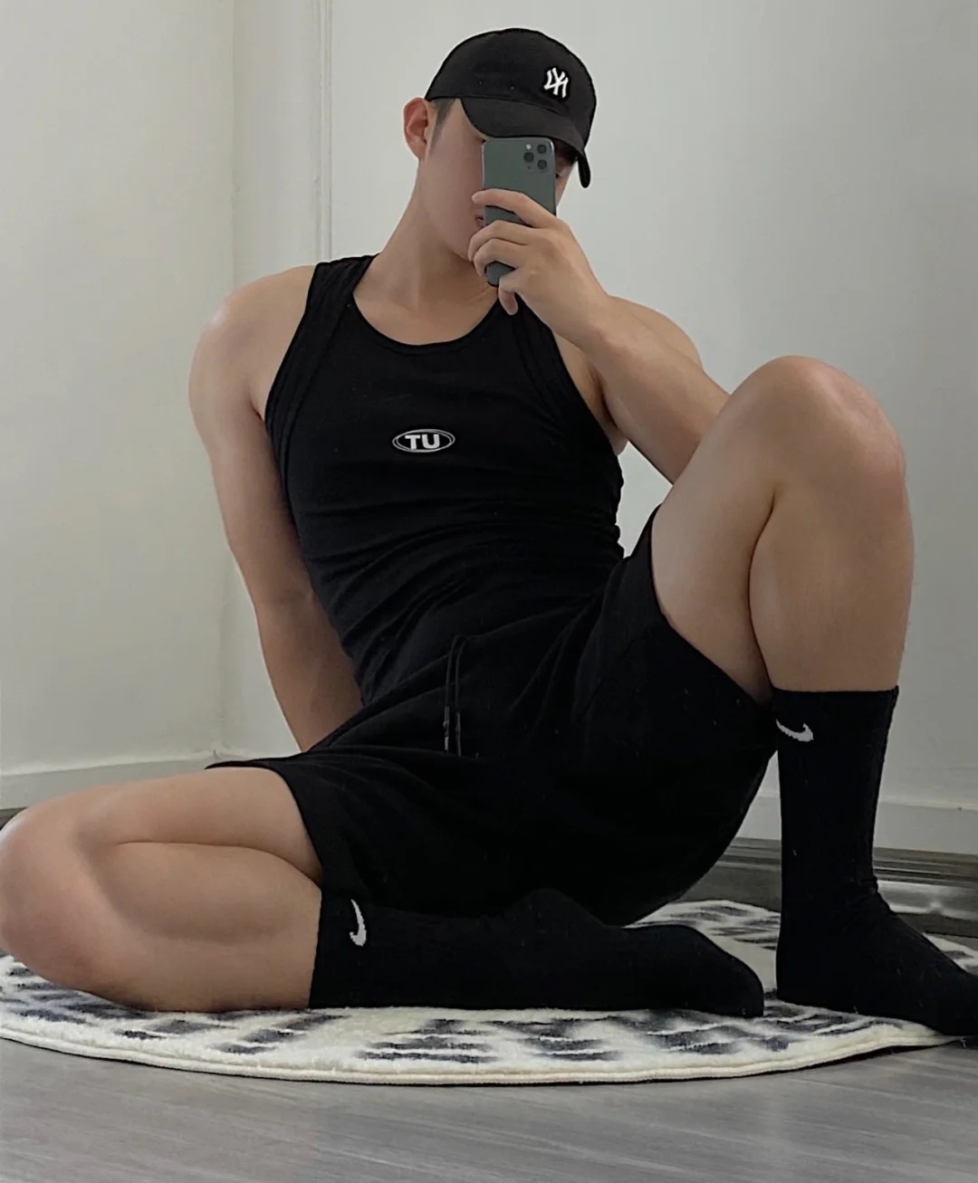 神秘的健身居家服男生,喜欢挡脸自拍,这位小哥哥其实长得很好看