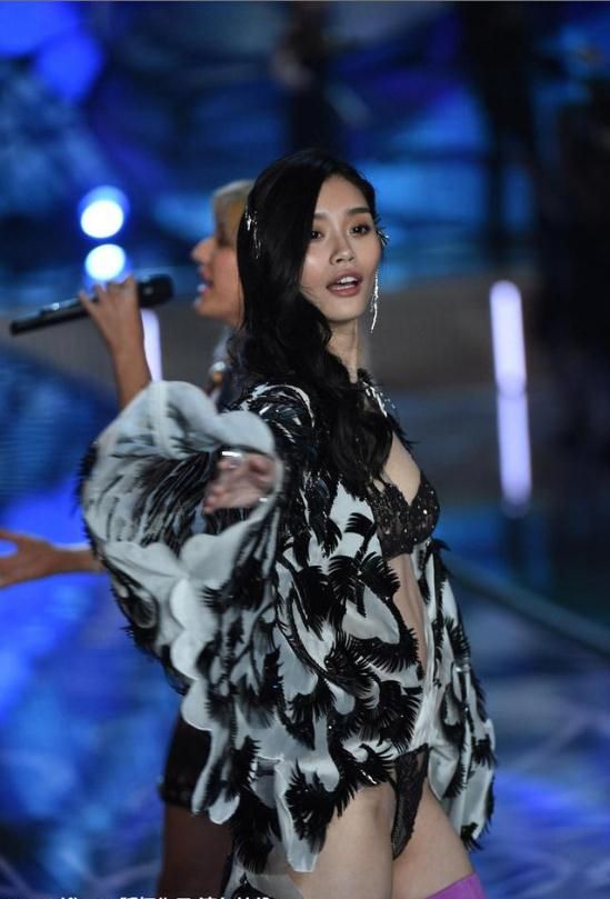 奚梦瑶维密摔倒事件:从失误到成长的历程