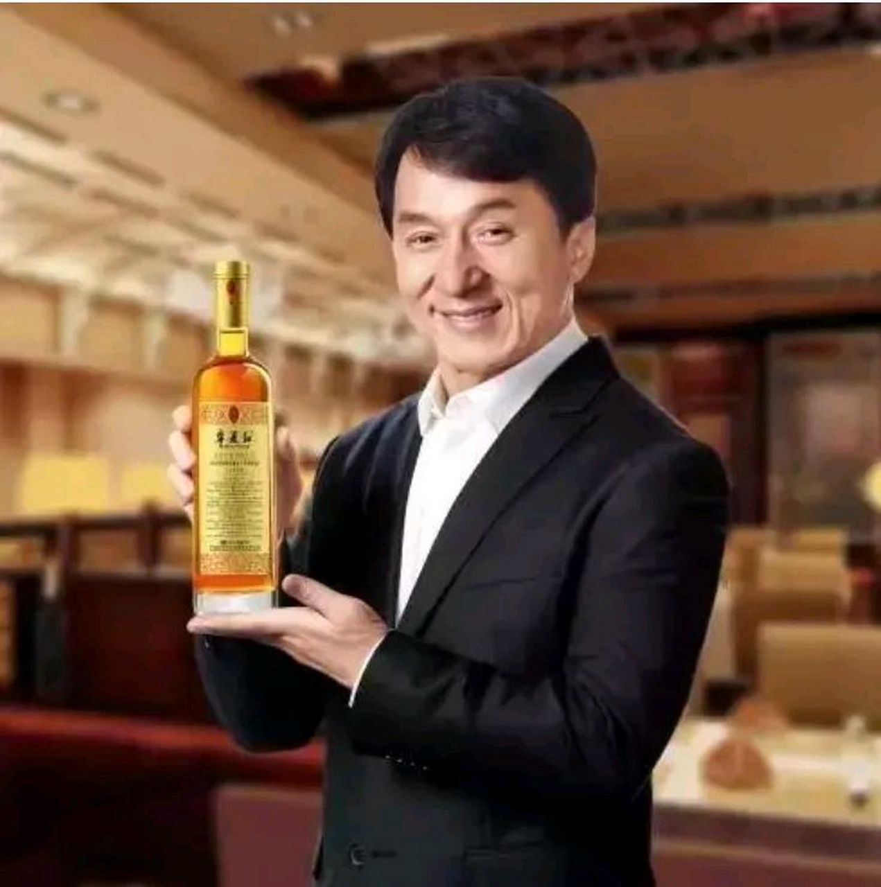 当年,宁夏红出3000万邀请成龙代言枸杞酒,合同签署拍摄20个小时.