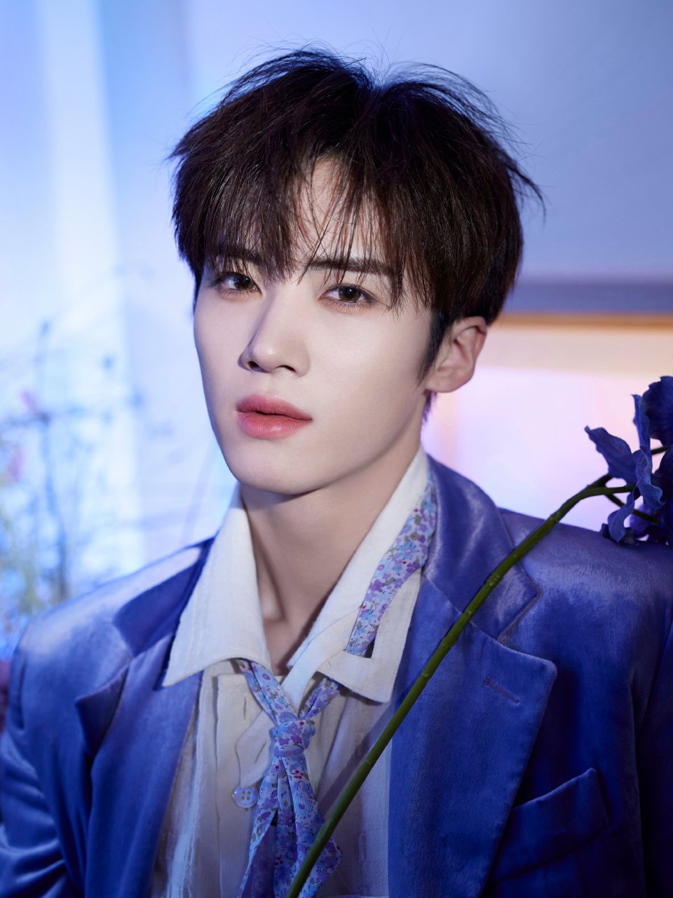 闫桉这颜值配上葡萄紫的西服,有一种莫名的美感,瞬间路转粉#娱乐明星