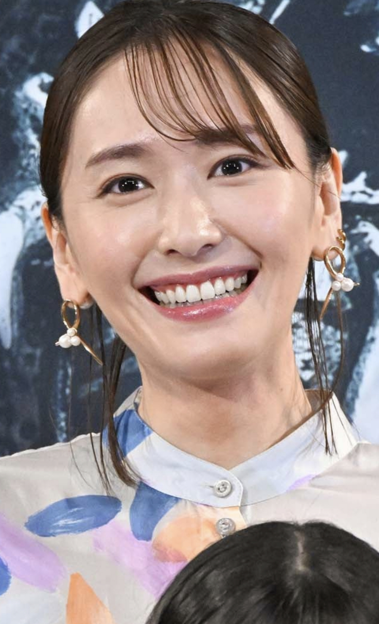 新垣结衣近照,也许是没有生过孩子的原因吧,今年35岁的她依然少女感