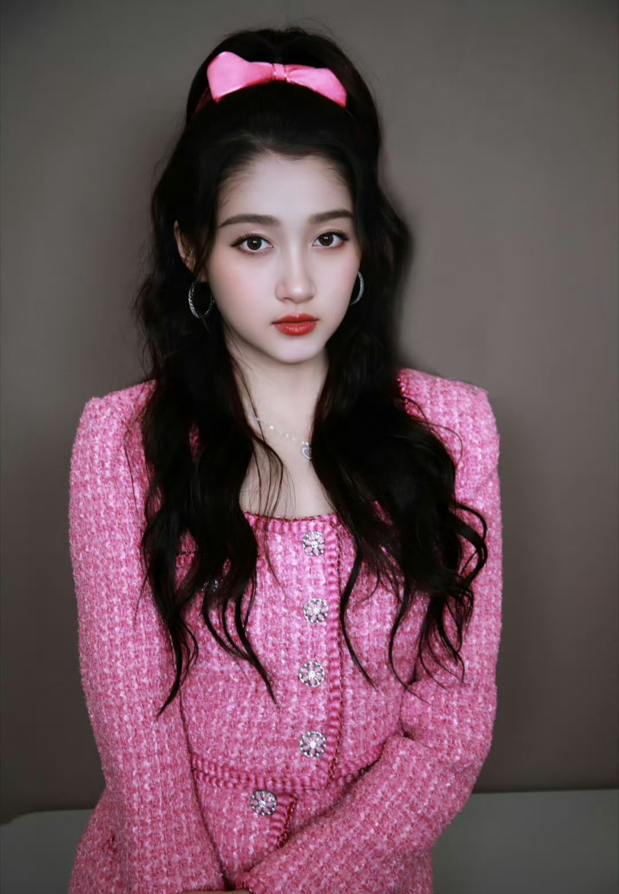关晓彤这粉色衣服,粉色蝴蝶结高马尾的造型实在是太可爱了.